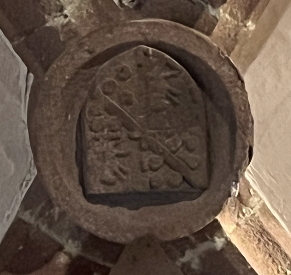 Armoiries des Beaufort Canilhac sur la clé de voute de l’église de Saint-Laurent.