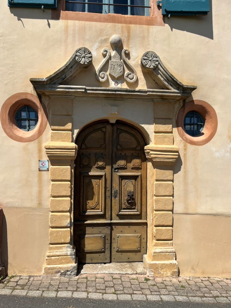 Portail d’entrée de la maison des Vidal de Saint-Urbain, rue principale.