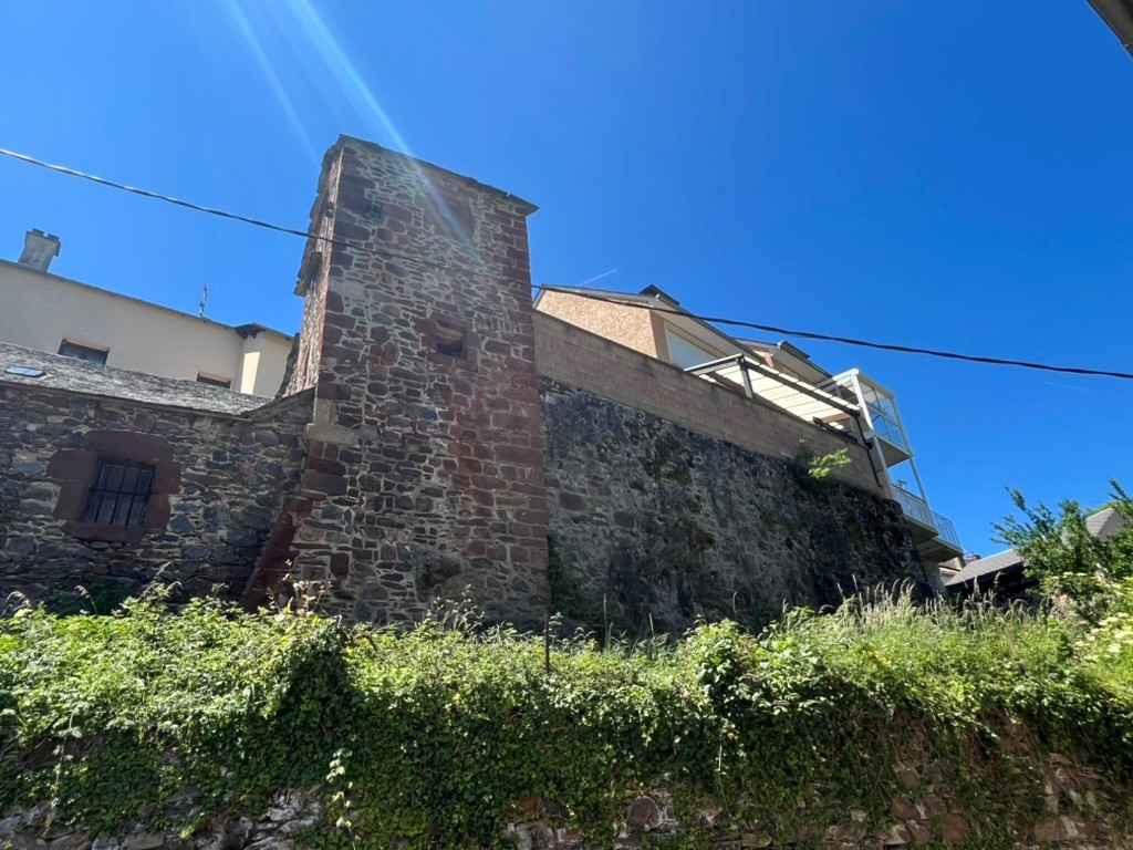 Tour carrée surplombant le chemin reliant la ville au pont sur le Lot. Au début du 19e siècle elle était utilisée comme pigeonnier.